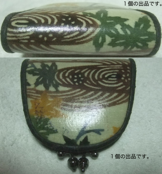 小銭入れ(がま口、もみじ柄、縦:約8.5cm x 横 :約8.5cm)。