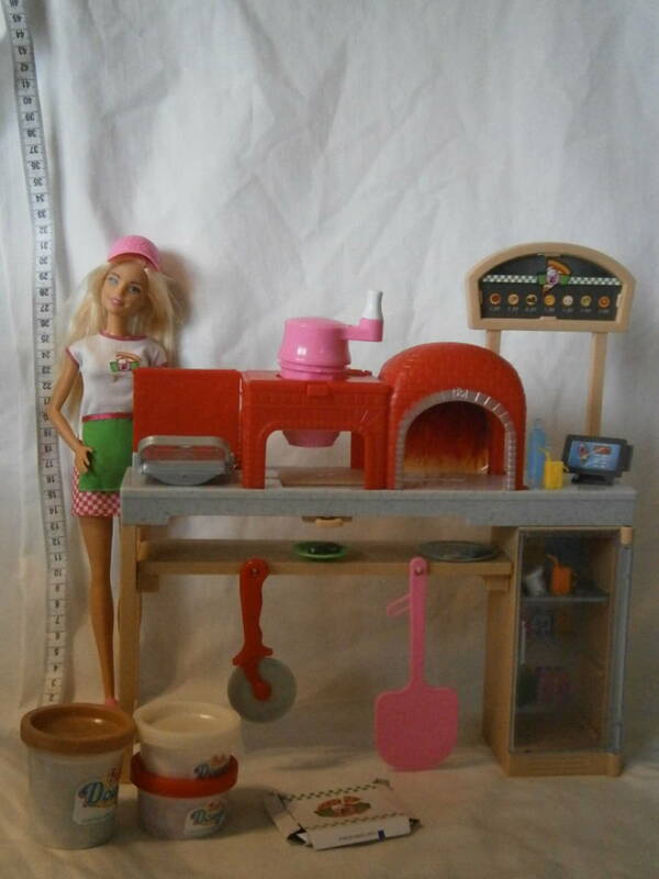 Barbie（バービー）　Pizza chef doll and playset　ピザ屋さん　プレイセット