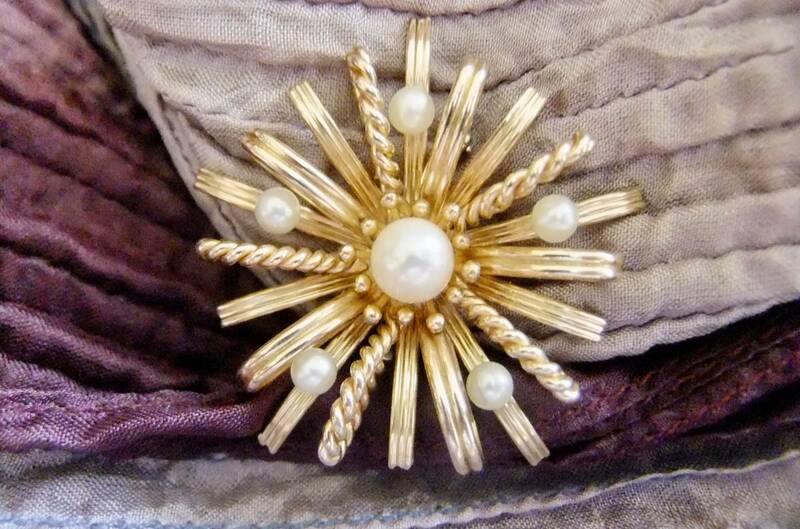 KREMENTZ クレメンツ：6つの真珠、イエローゴールドカラーブローチ