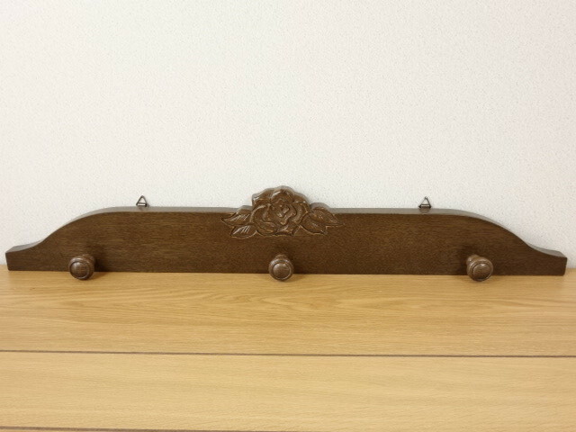 北海道手作り小物　楢（ナラ）材　DUX彫刻バラ入り　木製ハンガーＫ