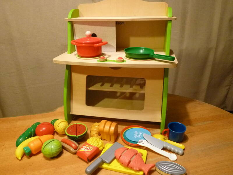 木製のキッチンとプラ製の器具や食材等のセット