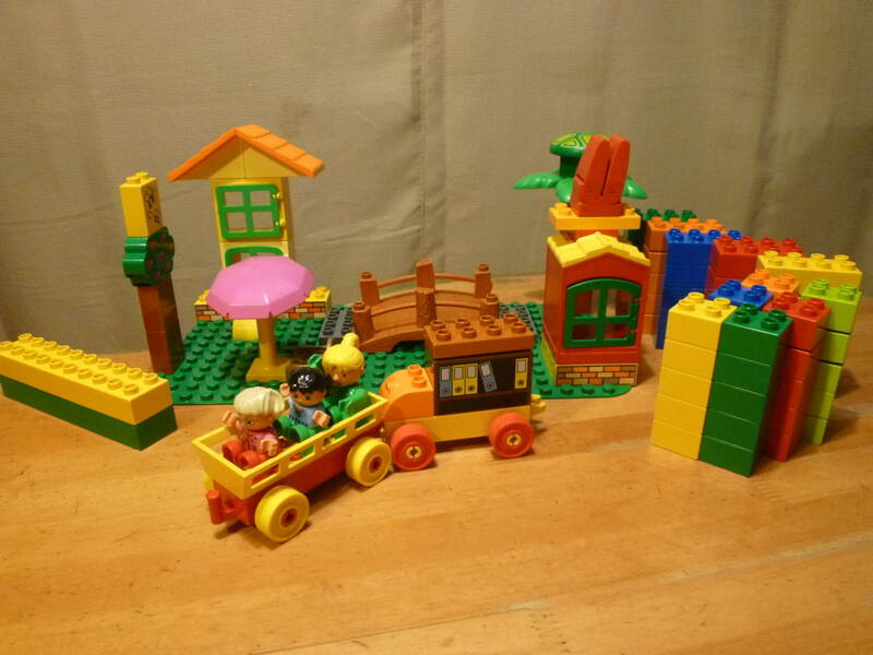 レゴ　太鼓橋のあるお家やお人形と移動図書館車?等のセット