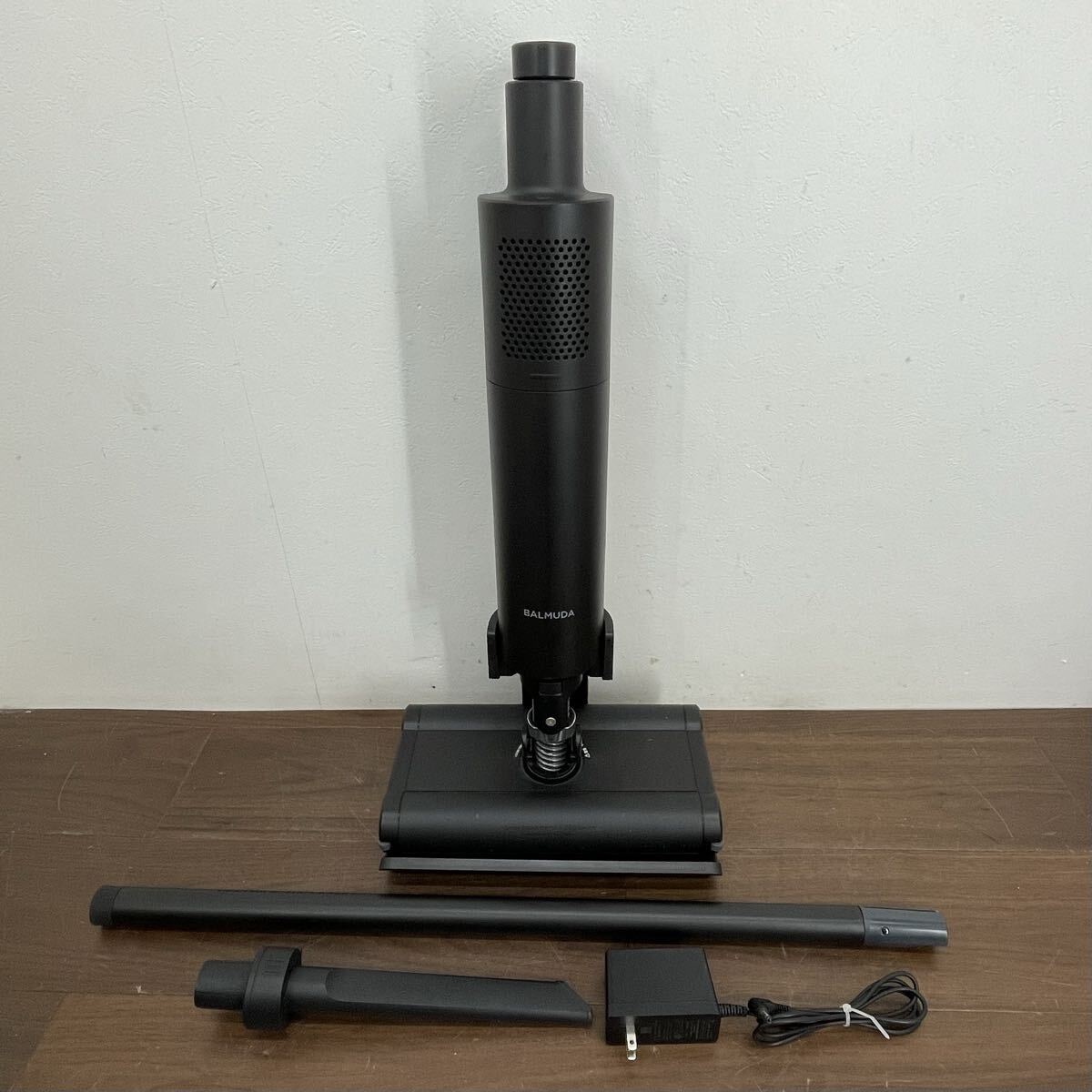 EIK10 BALMUDA The Cleaner バルミューダ ザ・クリーナー C01A-BK 掃除機 ホバー式 充電 動作確認済み ブラック コードレスクリーナー