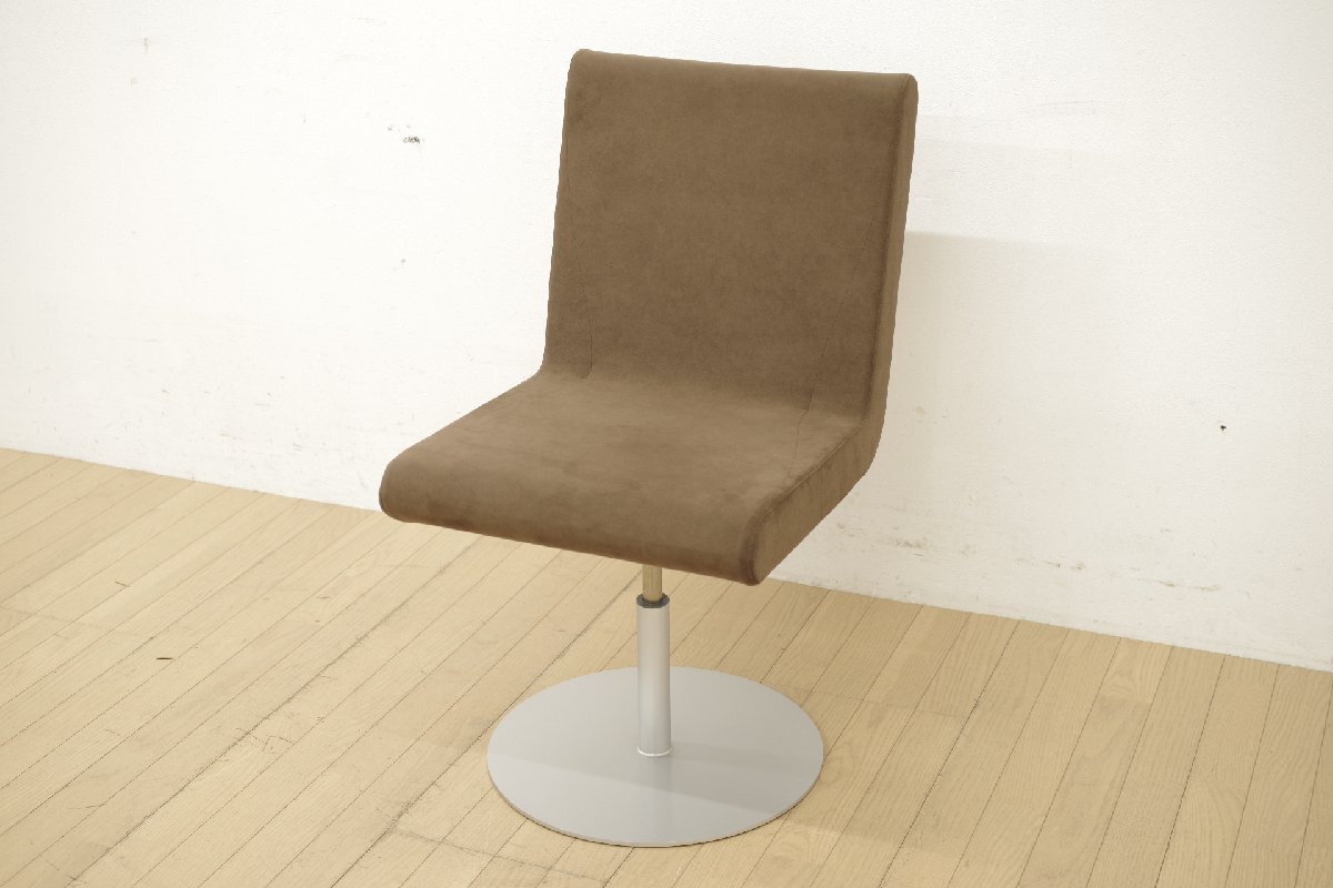展示品 Cassina ixc. イクスシー ブーメランスウィベルチェア 昇降機能付き ラウンジチェア スウェード調 ブラウン 回転椅子 リビング 店舗