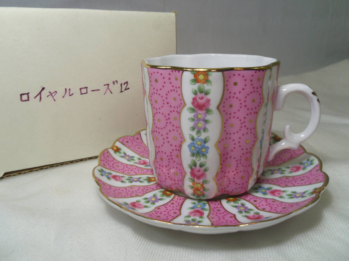 F68◇⑫新品 未使用◇金彩 カップ＆ソーサー◇世界の名窯 コレクション アンティーク調珈琲碗皿◇金彩 コーヒー 紅茶◇箱入り◇送料680円◇