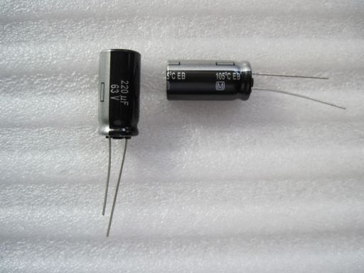 B0006　Panasonic　パナソニック　電解コンデンサ　EBシリーズ？？　220μF　63ｖ　未使用品ですが長期保存品　２個セット