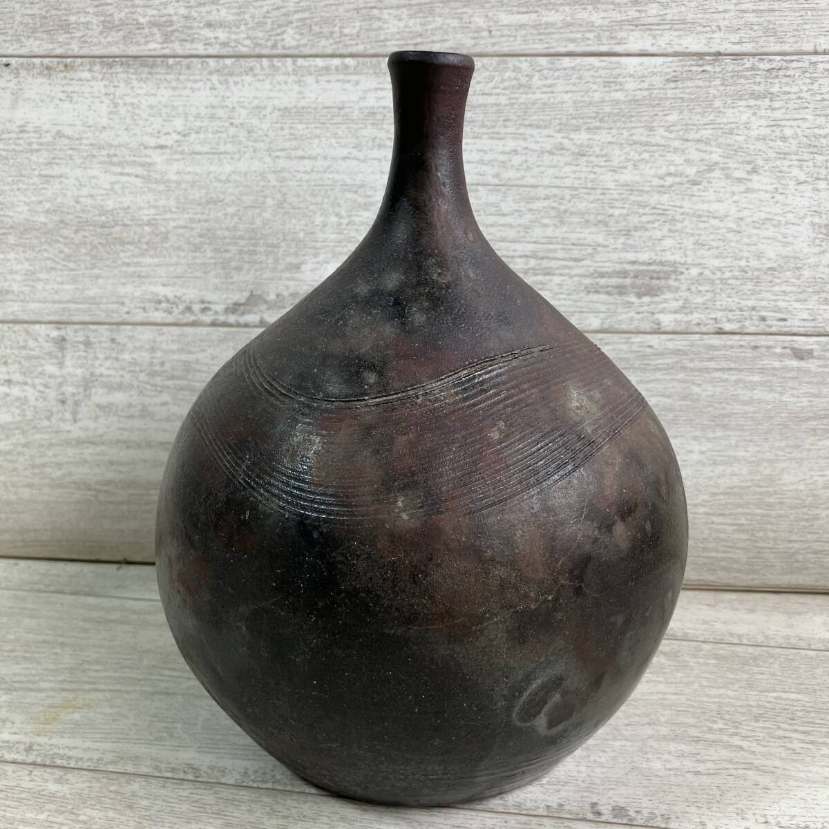 ■花器 壷 刻印「いそ」 生花 一輪挿し 花瓶 波文様 陶器 花入 生花 茶道 花道 備前 信楽 丹波■ K52