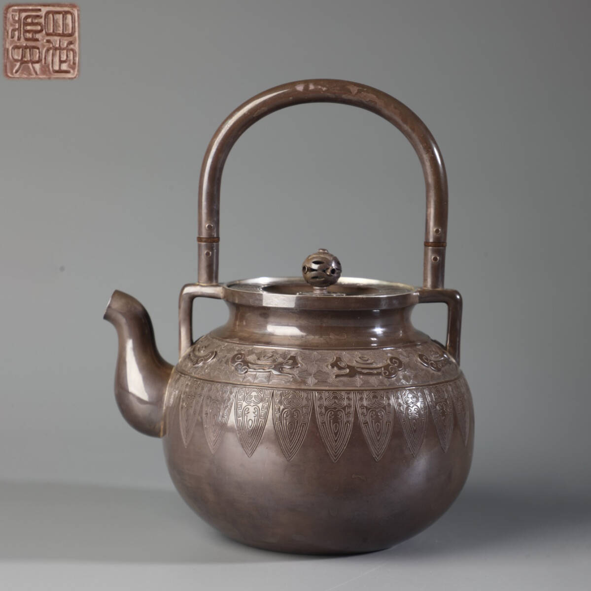 古銀 茶壺 四世蔵六造 「純銀鏨刻龍鳳紋提梁壺」 銀瓶 煎茶 湯沸 急須 茶道具 南鐐 金工 茶器 時代物 容量1400cc LT-251065