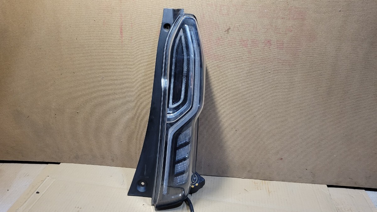 ホンダ N-BOX カスタム JF3 前期 右 テールランプ テールライト 刻印D 破損無し 中古品 M