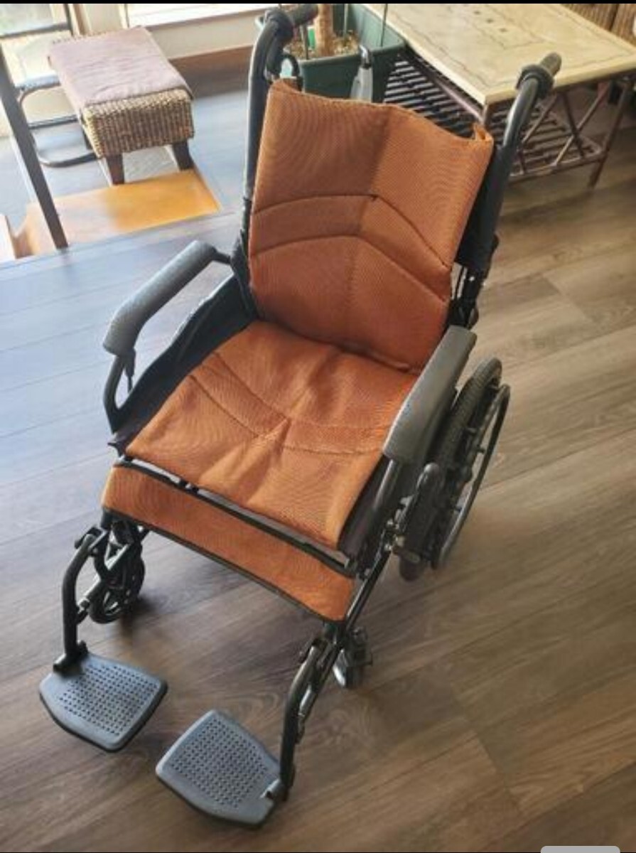 アルミ製折り畳み式車椅子 （自走介助車椅子）空気を入れないタイプのタイヤ　送料3500円 東京池袋 車いす 移動
