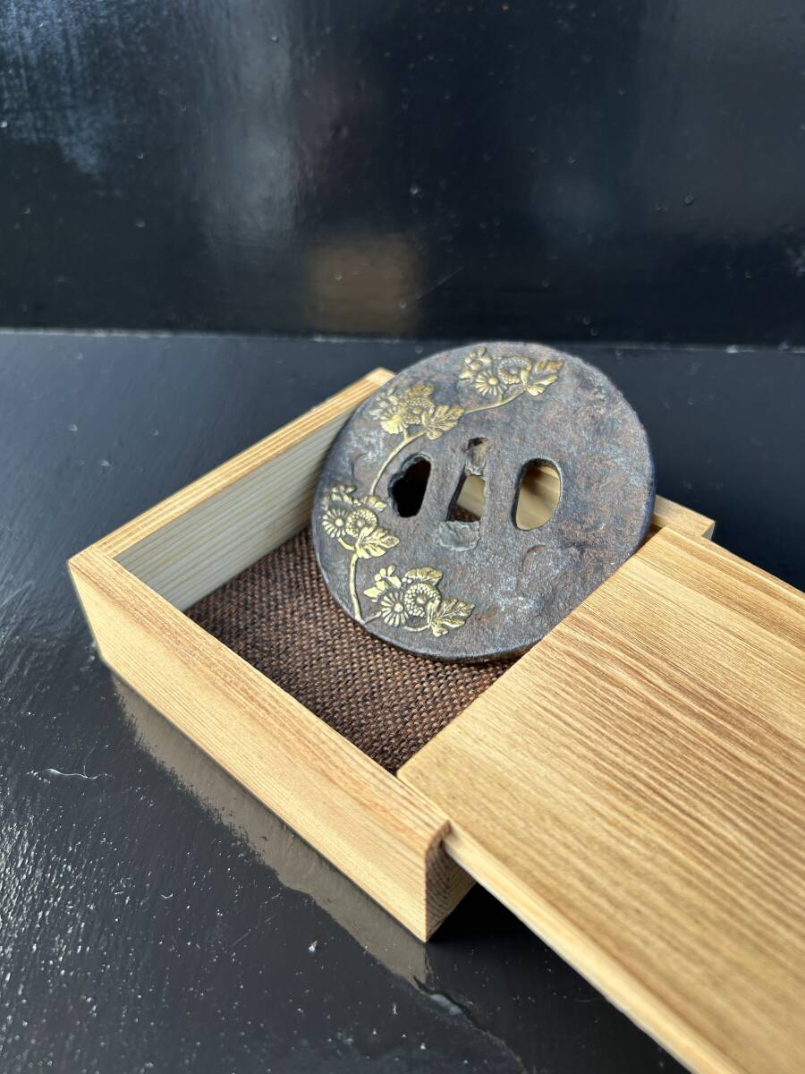 刀装具　鍔　細密菊金象嵌　江戸時代名工　鉄地