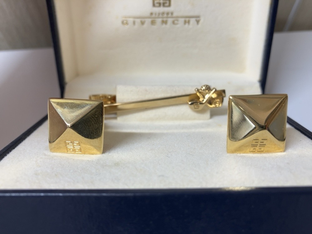 ★GIVENCHY ジバンシィ ネクタイピン カフス セット ゴールド系 ブランド ビジネス Gロゴ 中古 箱付き ゴルフモチーフ