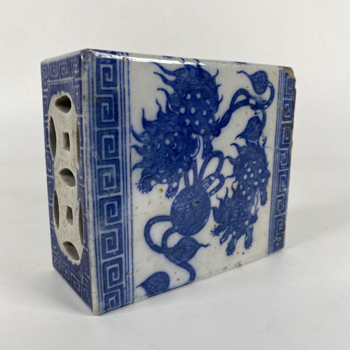 旧家整理品　染付唐獅子文陶枕　青花　手毬　時代　骨董品　古美術品　希少 在銘　楽山　中国古美術　中国古玩　横13cm 高さ11.5cm【1027】