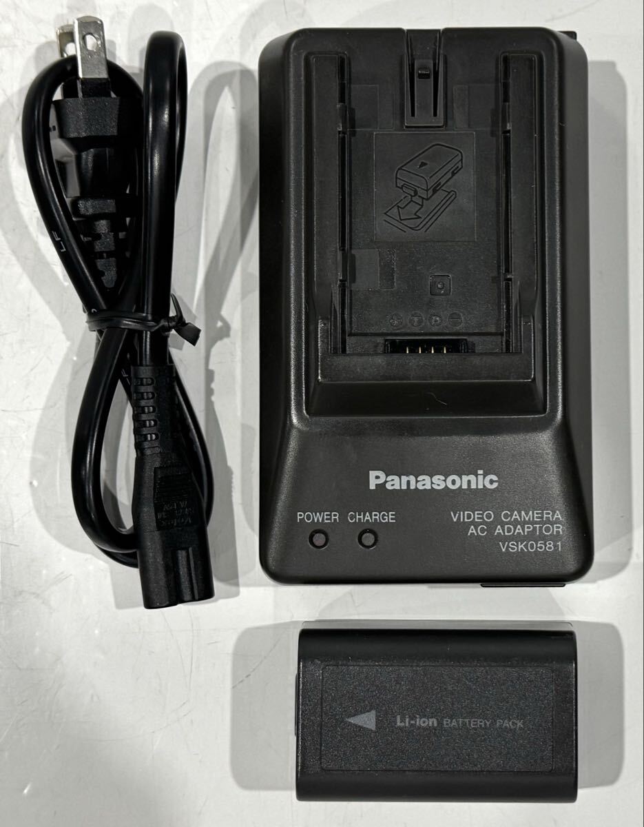 251024C☆ Panasonic VIDEO CAMERA AC ADAPTOR VSK0581 BATTERY PACK VW-VBD32 セット♪配送方法＝おてがる配送宅急便(EAZY)♪