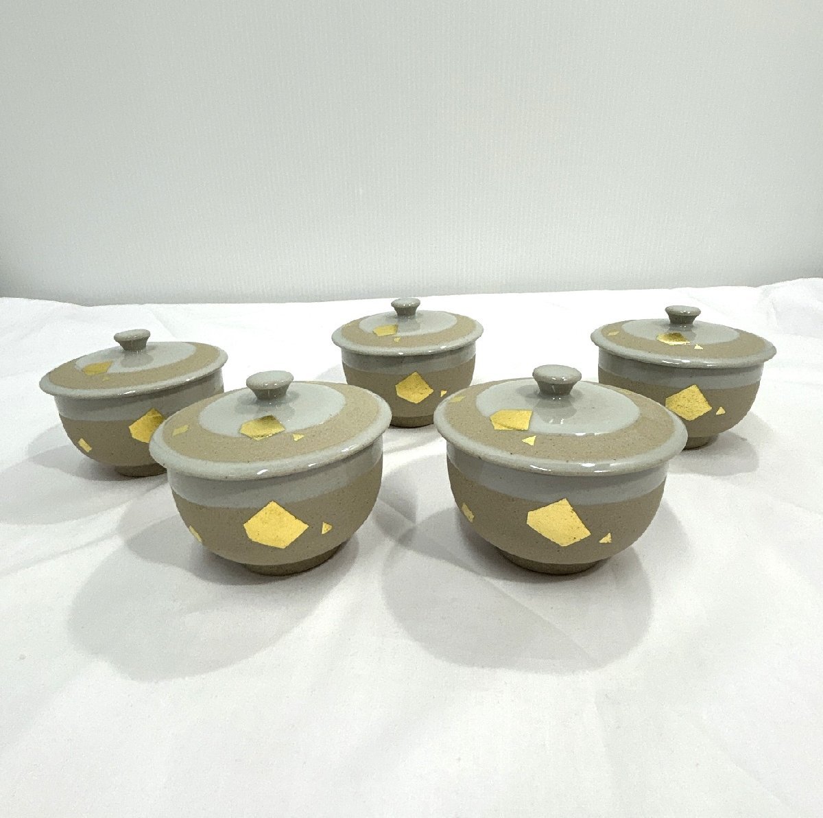 九谷焼 吉右衛門 蓋付湯呑揃 金箔ちらし 五客 共箱付 和食器 茶器 湯飲み 5客 来客 在銘 【道楽札幌】