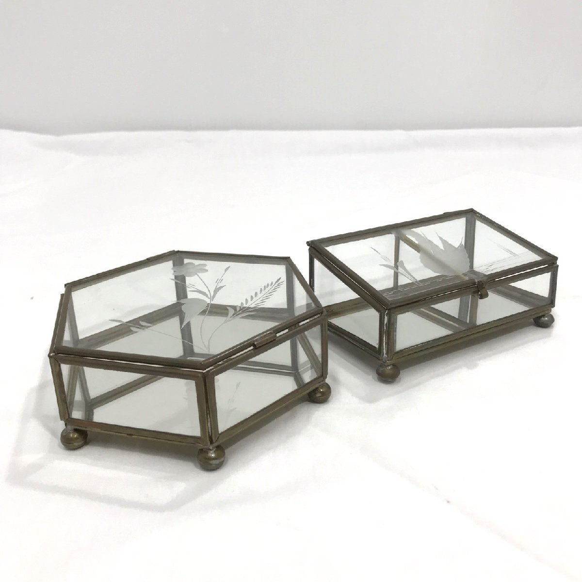 アンティーク ジュエリーボックス ２点 真鍮 エッチングガラス 六角形 ショーケースタイプ 蓋付 小物入れ 幅約11.5～13㎝【道楽札幌】