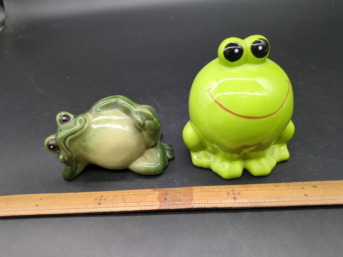縁起物　陶器製のカエル2個　置物　店2