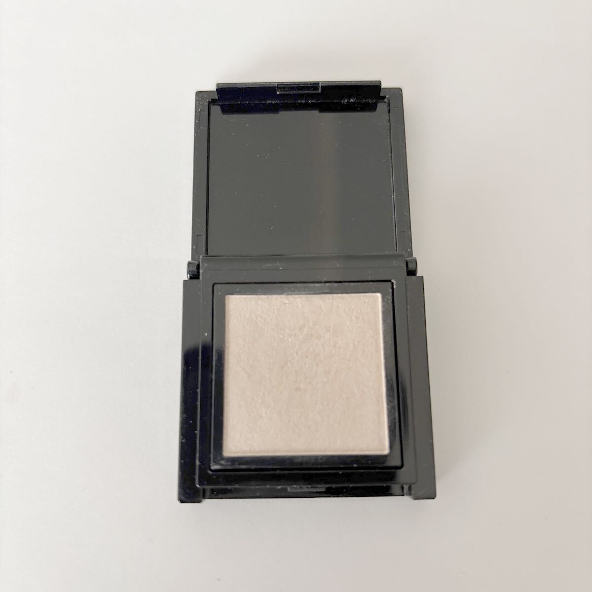 アディクション・アイシャドウ・アイカラー・008ME・ホワイトベージュ パール系・定価2200円