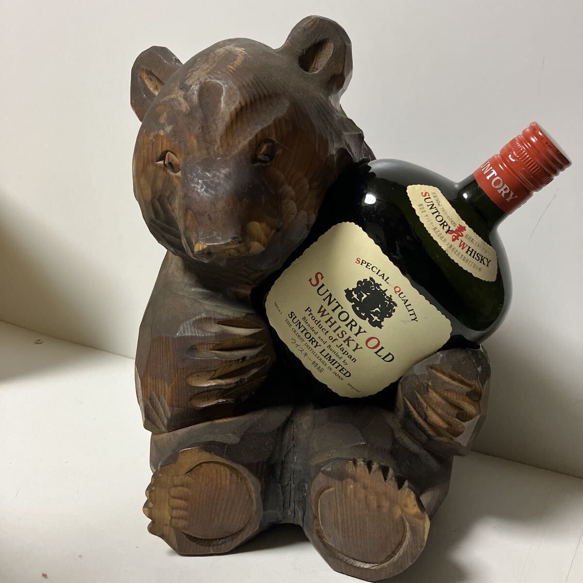 ①熊 木彫り サントリオールド ボトルホルダー 　横約20㎝　高さ約28㎝　送料無料　