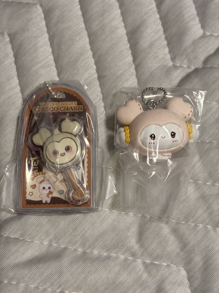 ★未使用★ TWICE LOVELYS チョコがけボーロ＆チャーム　DAVELY 、サンリオキャラクターズ　マスコットチャーム　DAVELY X COGIMYUN 