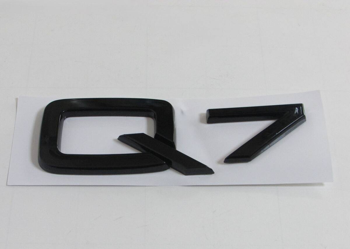 Audi アウディ Q7 エンブレム ブラック 艶有り