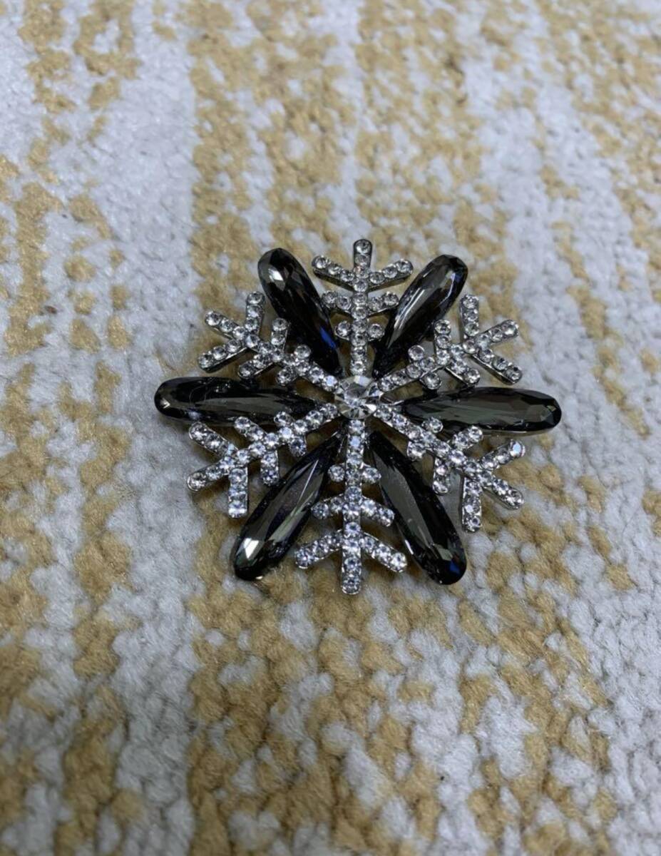 新品　ブローチ　雪の結晶