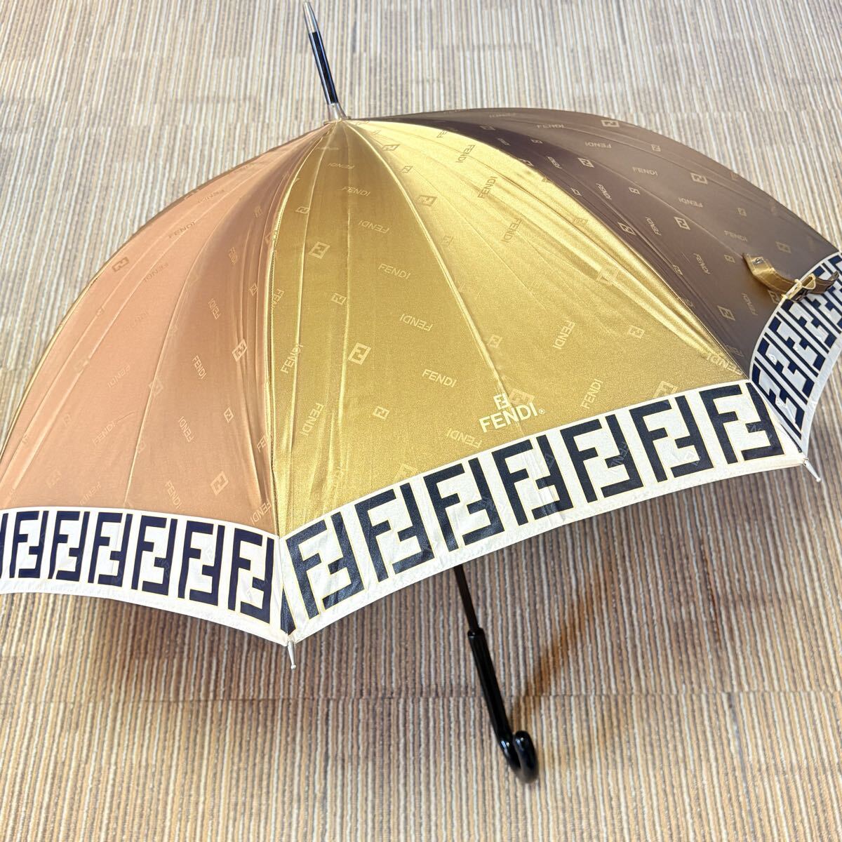 FENDI フェンディ　 ズッカ柄　FF柄　文字ロゴ　メタリックベージュ柄　晴雨兼用長傘　中古