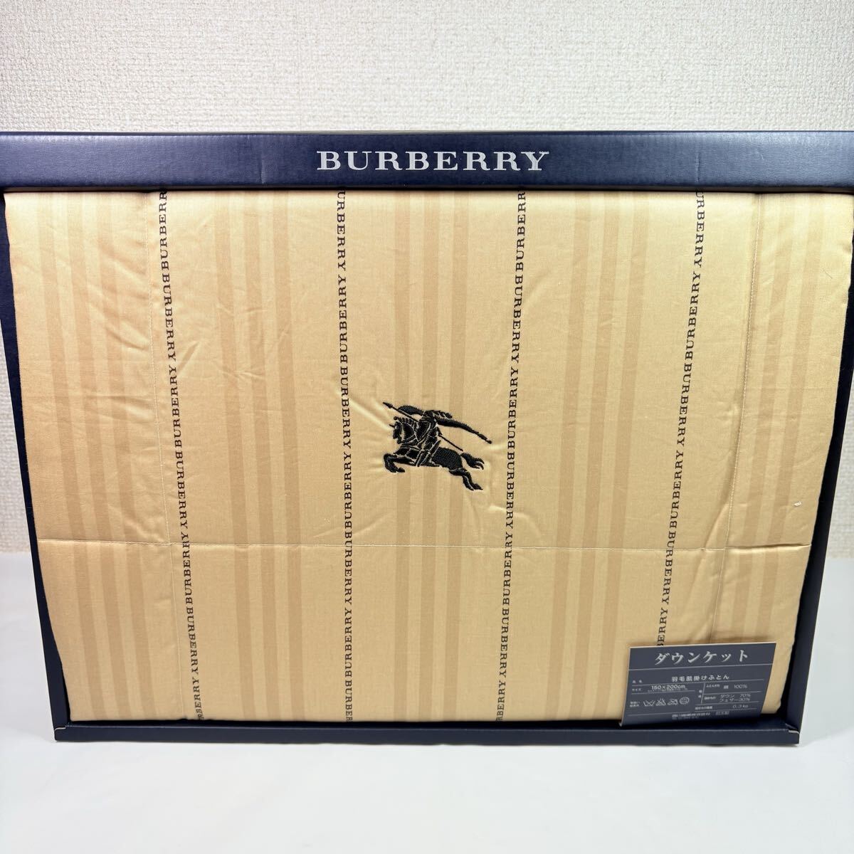 美品未使用品　希少デザイン　 BURBERRY バーバリー　文字ロゴ総柄　羽毛肌掛けふとん　150×200cm 西川産業 日本製　ベージュ