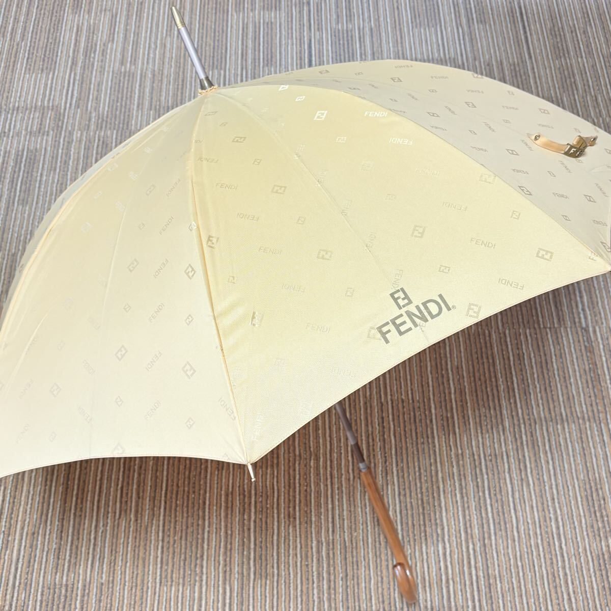 FENDI フェンディ　 ズッカ柄　FFロゴ　文字ロゴ　晴雨兼用長傘　ベージュ