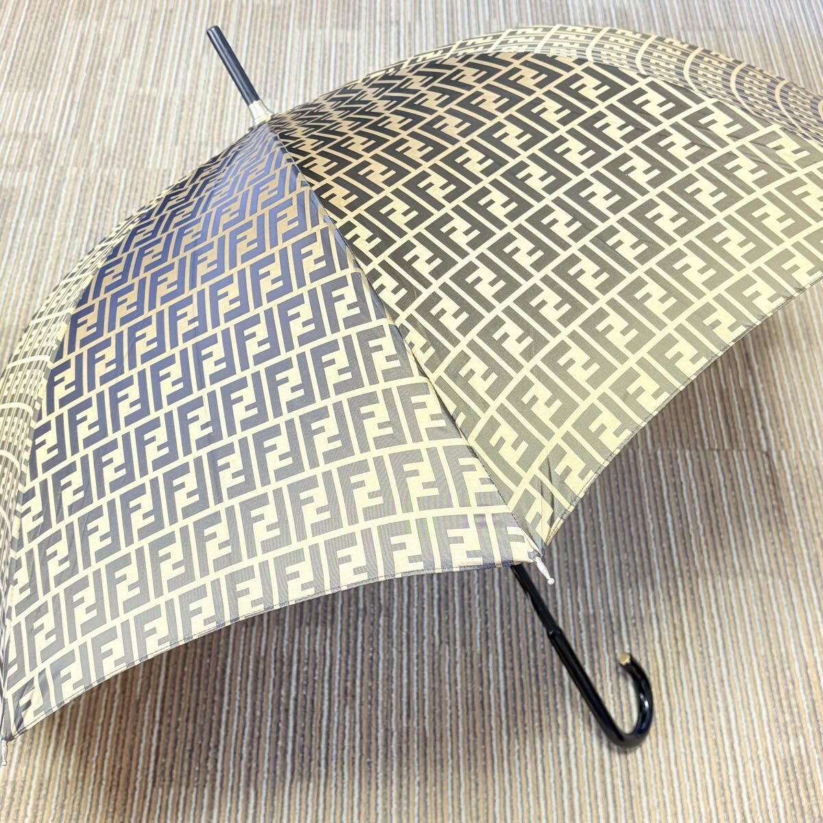 美品　FENDI フェンディ　 ズッカ柄　 FF柄　イタリア製　 晴雨兼用長傘　高級アンブレラ
