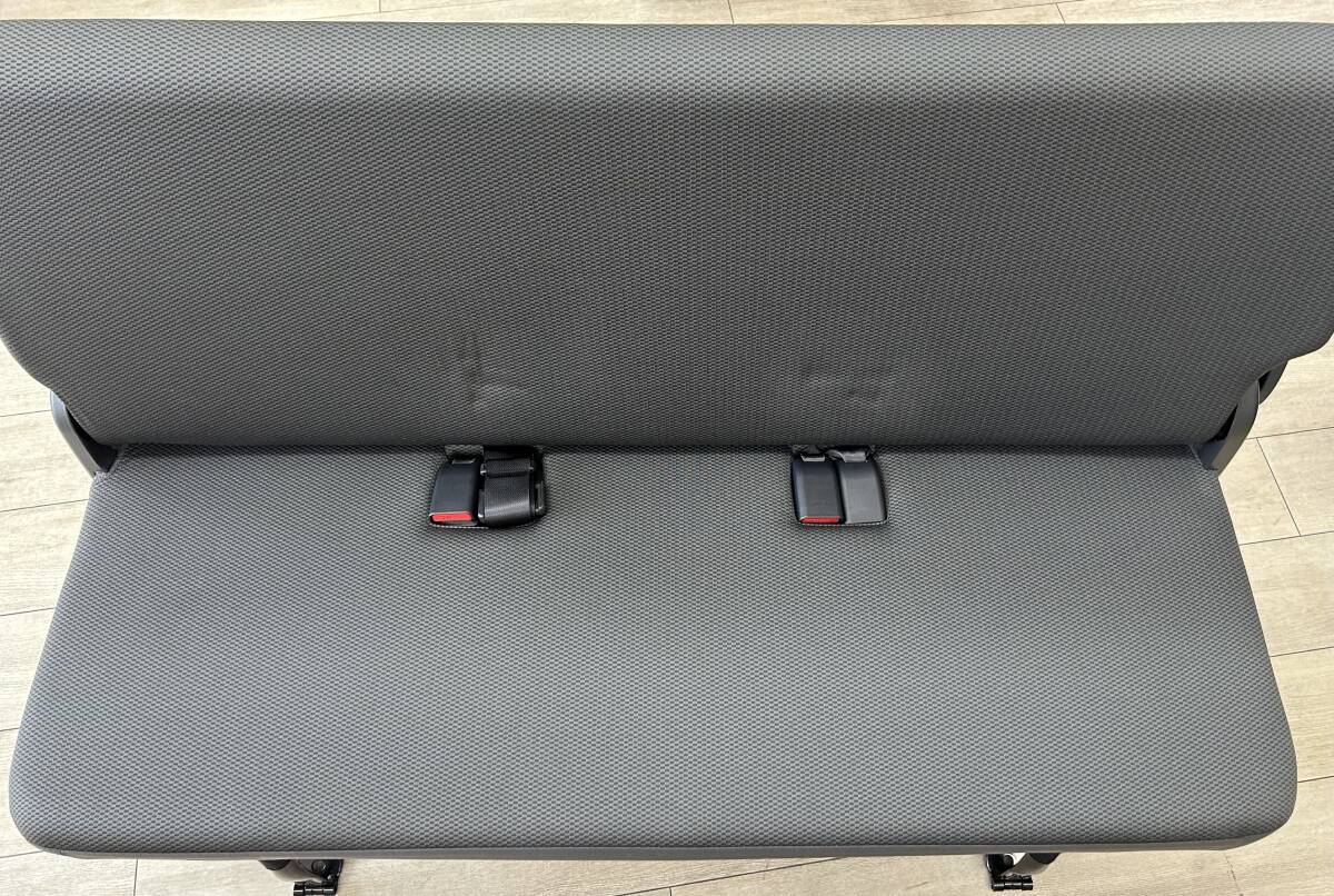トヨタ　純正　 ハイエース　ハイエースバン　リヤシート　3BF-TRH200V　新車外し　