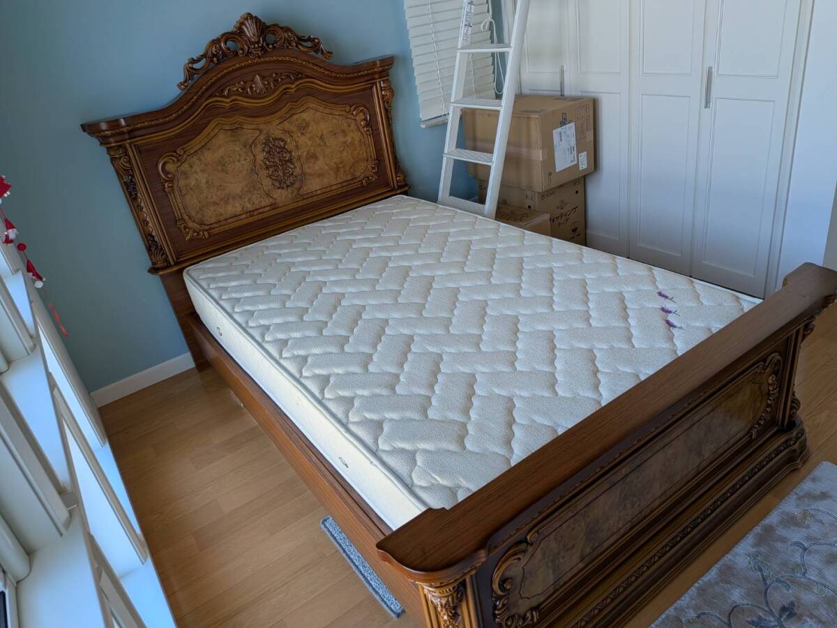 【愛知近郊・配送可】イタリア ロココ様式 ベッドフレーム＆マットレス付き（セミダブル）