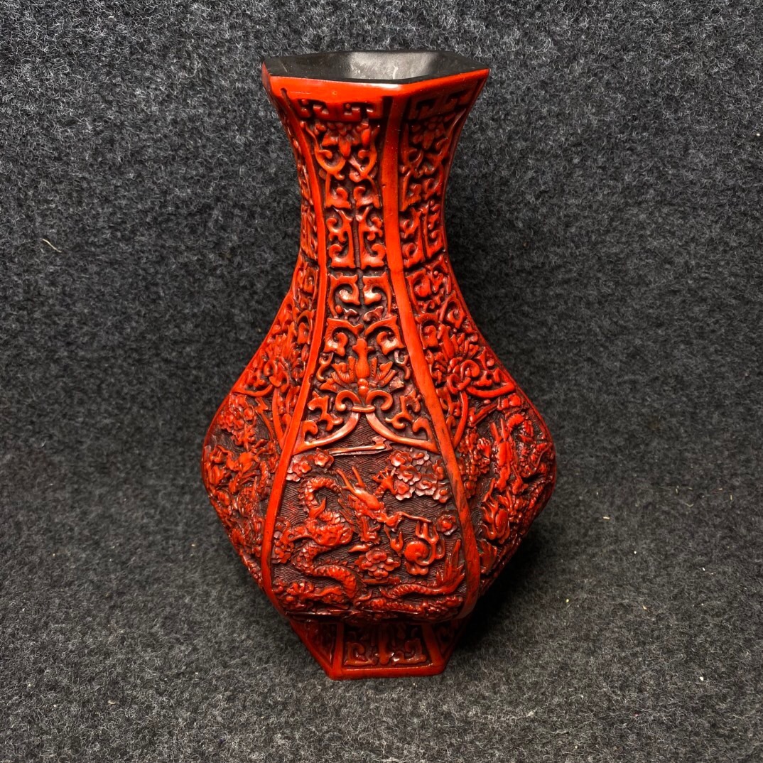 蔵友旧蔵出 剔紅漆器彫 神龍戲珠紋 六角花瓶 盒付 供養品 置物擺件 古賞物 中国古玩 中国古美術品拍卖