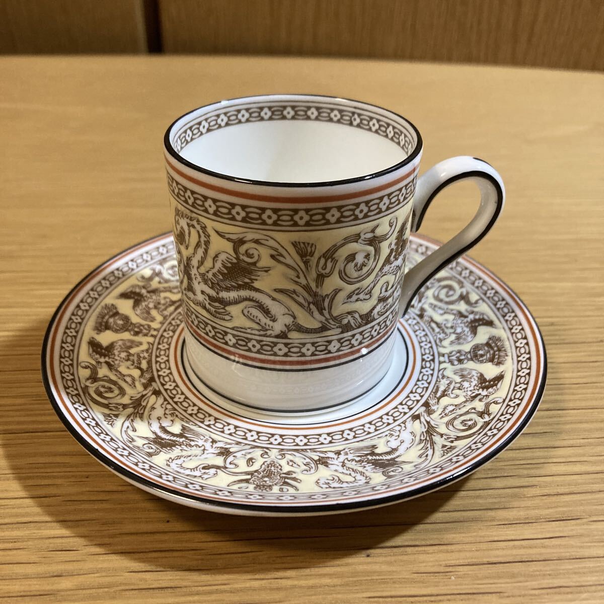 ▼ ウェッジウッド≪フロレンティーンブラウン カップ&ソーサー 1客≫ WEDGWOOD デミタス 黒壺