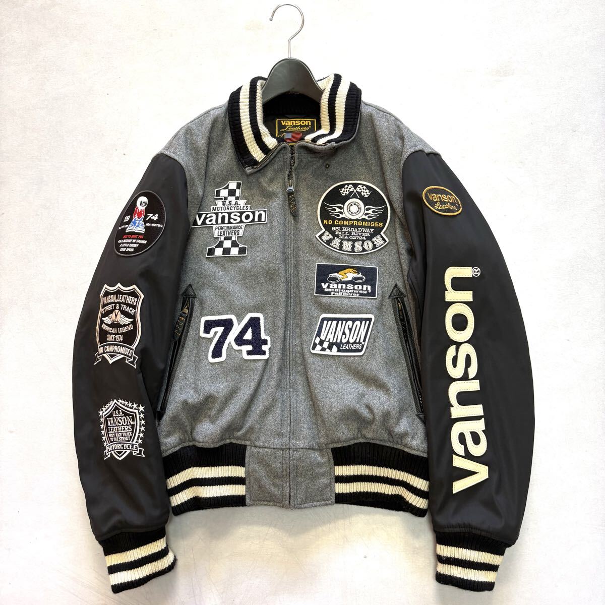 4 ■ 良品 '洗練されたデザイン' VANSON バンソン WOOL混 ワッペン刺繍入り ジップアップ 中綿 アワードジャケット M ブルゾン アウター 