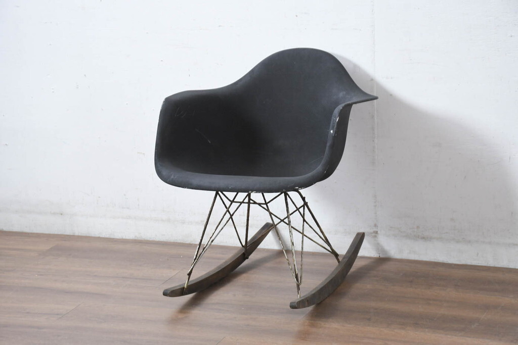 R-082598　アメリカヴィンテージ　Hermanmiller(ハーマンミラー)　イームズシェルアームチェア　ロッカーベース　黒で塗り直しあり　