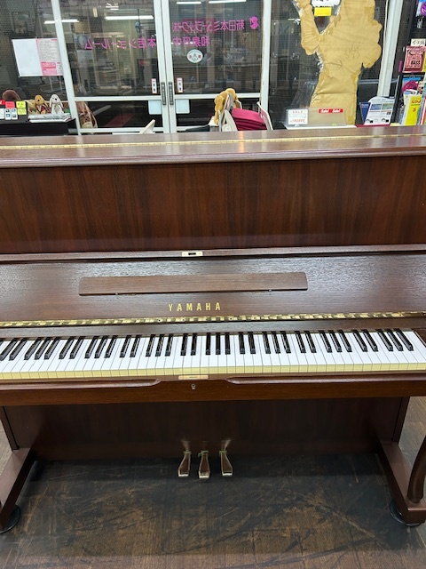 超価格　W110-BW　ヤマハピアノ 、高級木目調ネコ脚、1台限り！大阪：新日本ミュージック♪