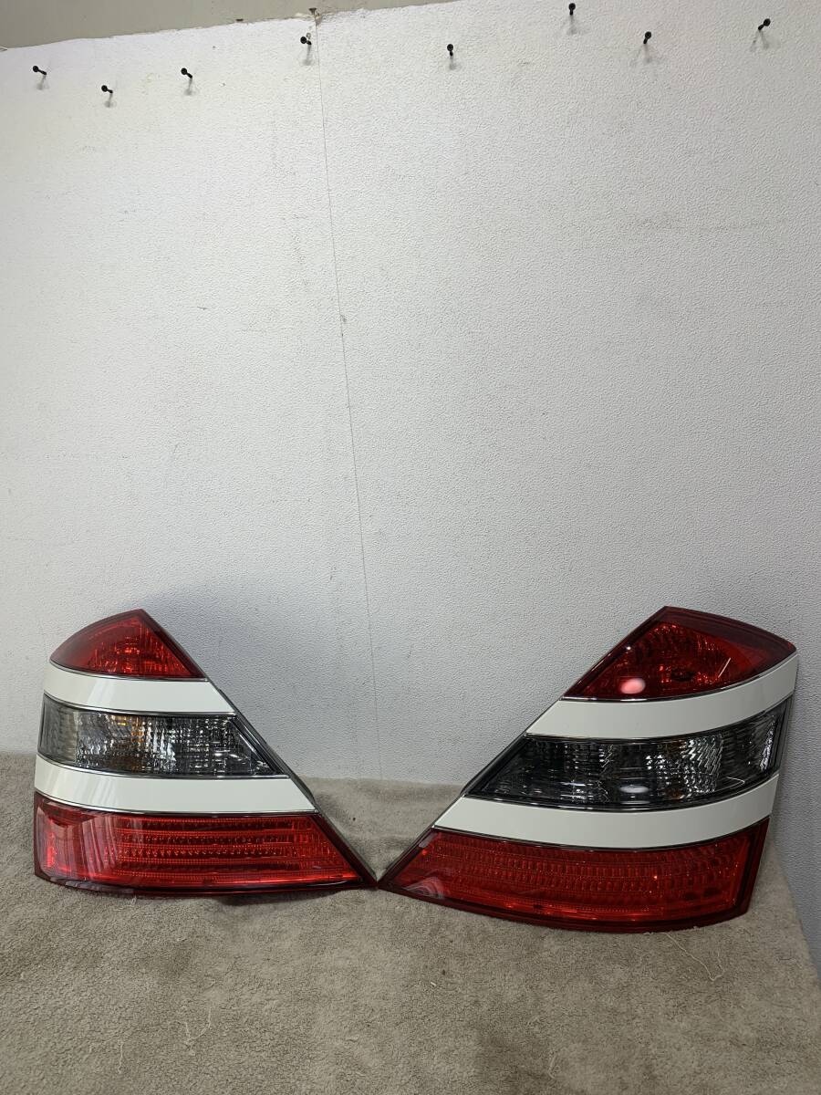 メルセデスベンツ　Sクラス？　純正テールランプ　左右セット　シルバーパネル　A2218200164 A22182000264　XZ4007