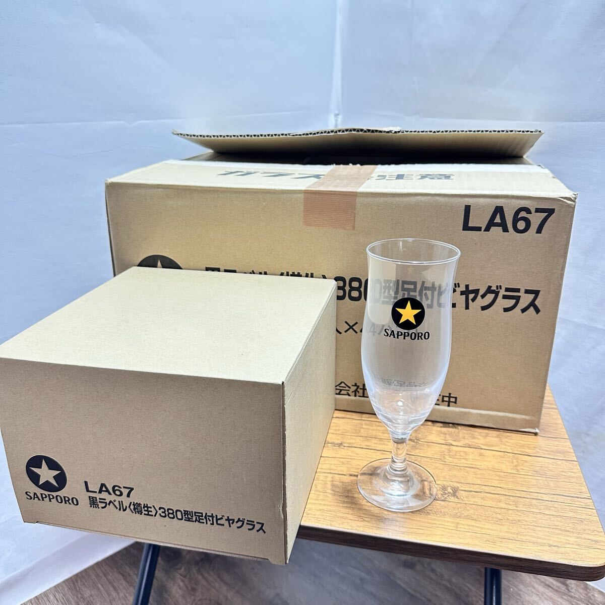 【新品未使用品】 SAPPORO 黒ラベル 樽生 380型 足付ビヤグラス 18個 ビールグラス ビールジョッキ 居酒屋 業務用 グラス LA67 (99)