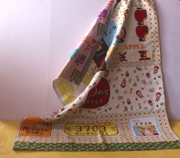 昭和レトロ柄 ノスタルジックパネルデザイン生地＋エチノのロンドン柄　 約106 x76cm 縫い合わせ生地/27N9.18-144