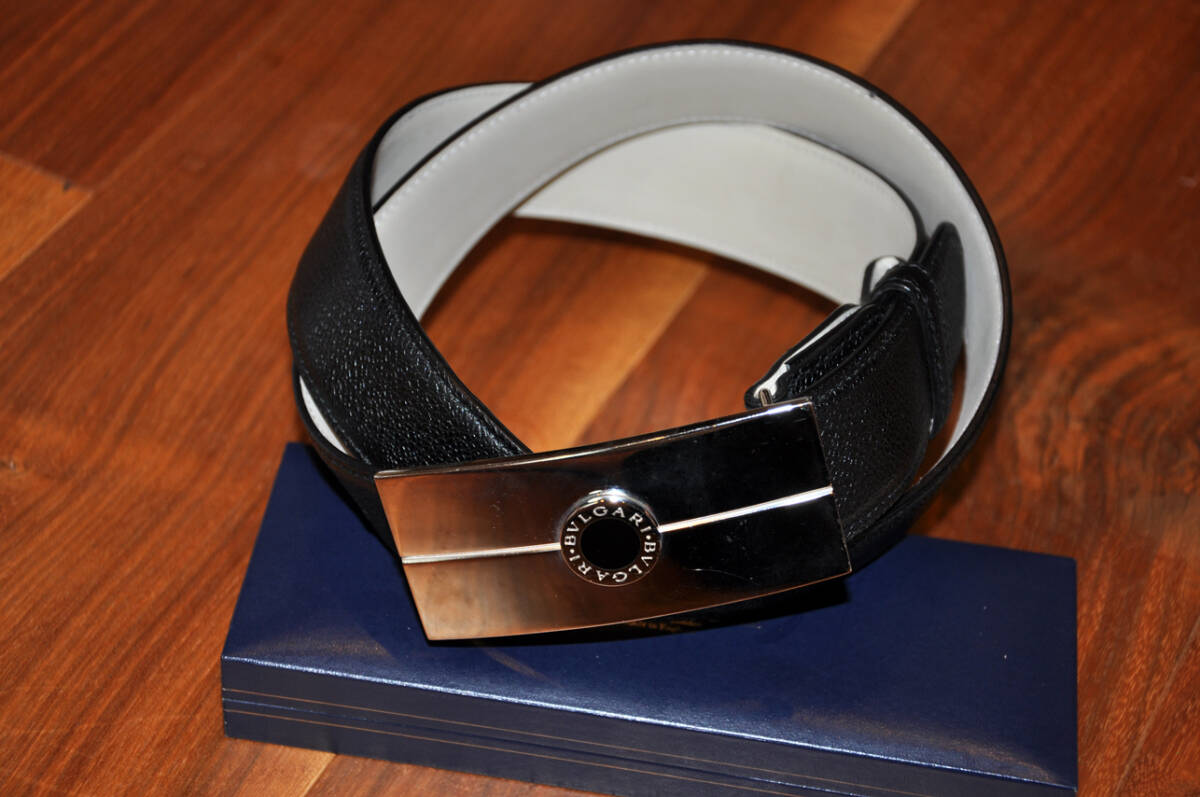 極美品 正規数度のみ着用 BVLGARIブルガリ ブルガリ プレート バックルベルト ブラック 全長109㎝ 調節可 シルバー メタリック メンズ