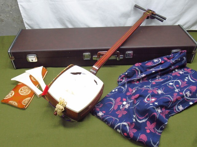 現状品 地唄三味線 中棹 正寸 山サワリ 丸打胴 紫檀? 溝なし バチ2本 ハードケース付き 和楽器 弦楽器 管理7H1022A-G2