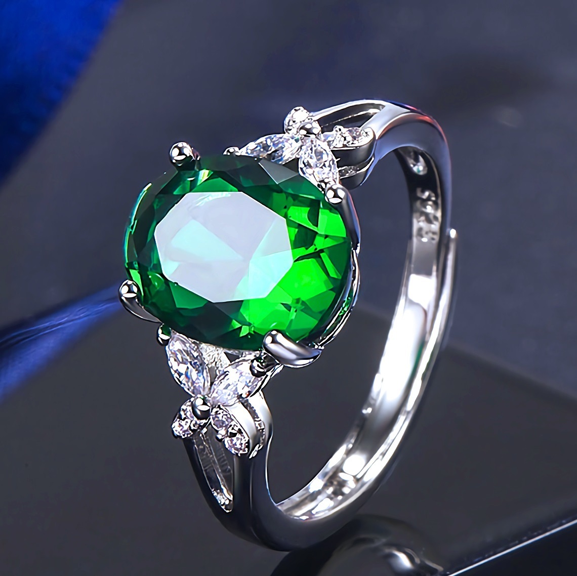 新品★送料無料★翠玉エメラルド フリーサイズ ダイヤモンドプラチナ仕上925シルバーリング誕生日プレゼント旅行秋祭冬ギフト国内発送