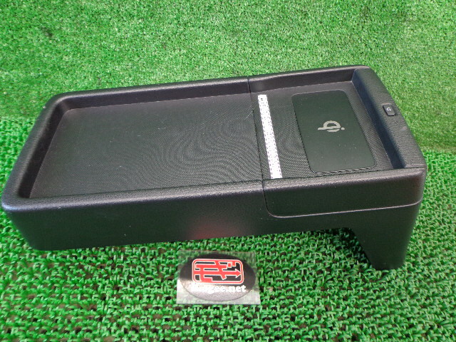 1FU3191 AIA1)) トヨタ ノア ZWR80G 前期型 ハイブリッド 純正 ワイヤレス充電器　545154/58810-28490