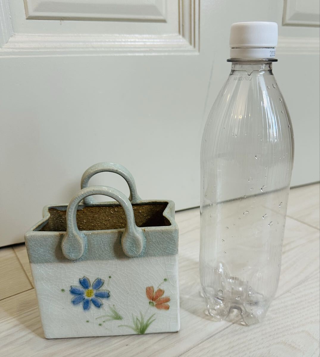 新品【花瓶】コスモス柄　バッグ型　一輪挿し　小物入れ　ペン立て　陶器　置物　インテリア　ディスプレイ　お花