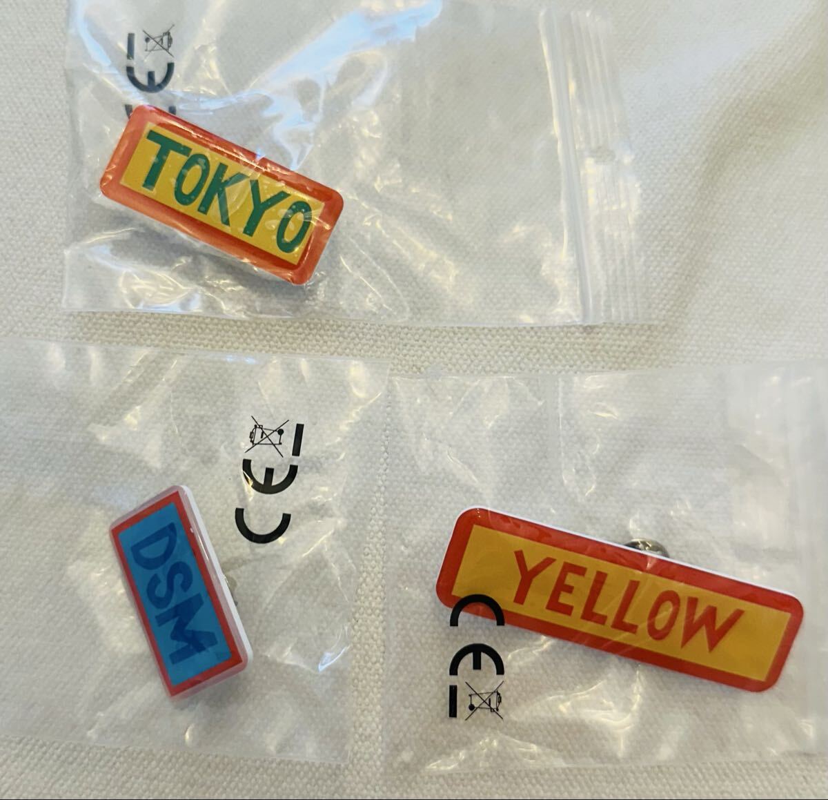 新品【FENDI】フェンディ　DSM コラボ　非売品　ピンバッジ　3店セット　ノベルティ　レア　ドーバーストリートマーケット　ドーバー　レア