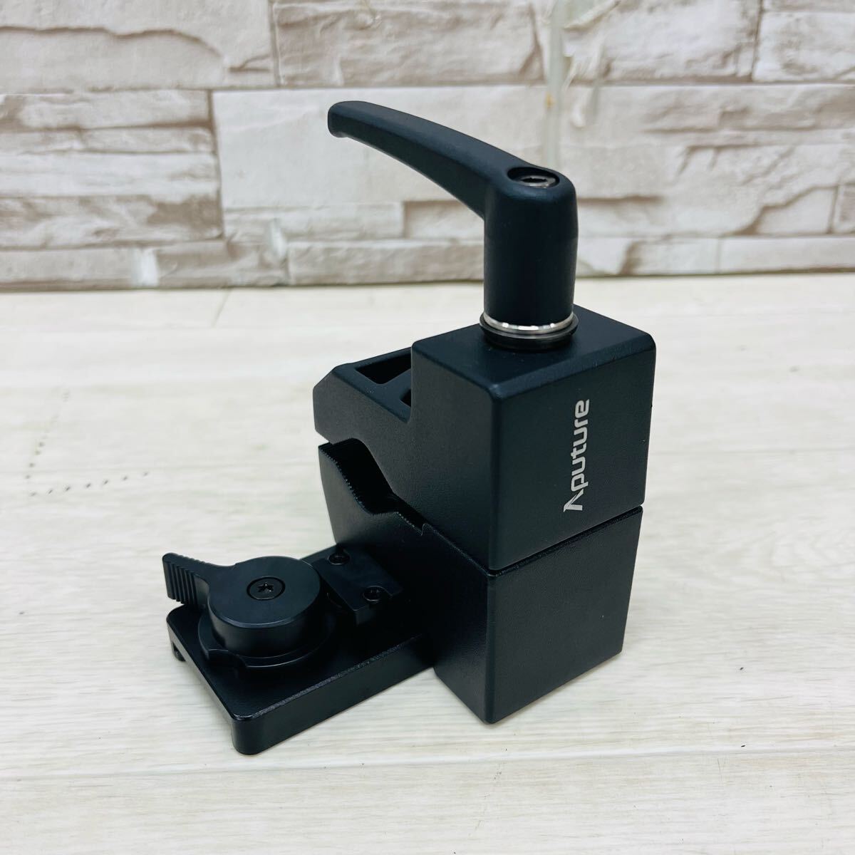 ☆美品☆ Aputure アプチャー Lightning クランプ 2-Bayパワーステーション用 クイックリリースクランプ ③