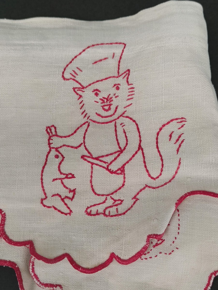 赤糸 猫シェフ 手刺繍 棚飾り フランス ヴィンテージ アンティーク 麻 リネン スカラップ 動物 アニマル レトロ 雑貨 手芸 手作り 古道具
