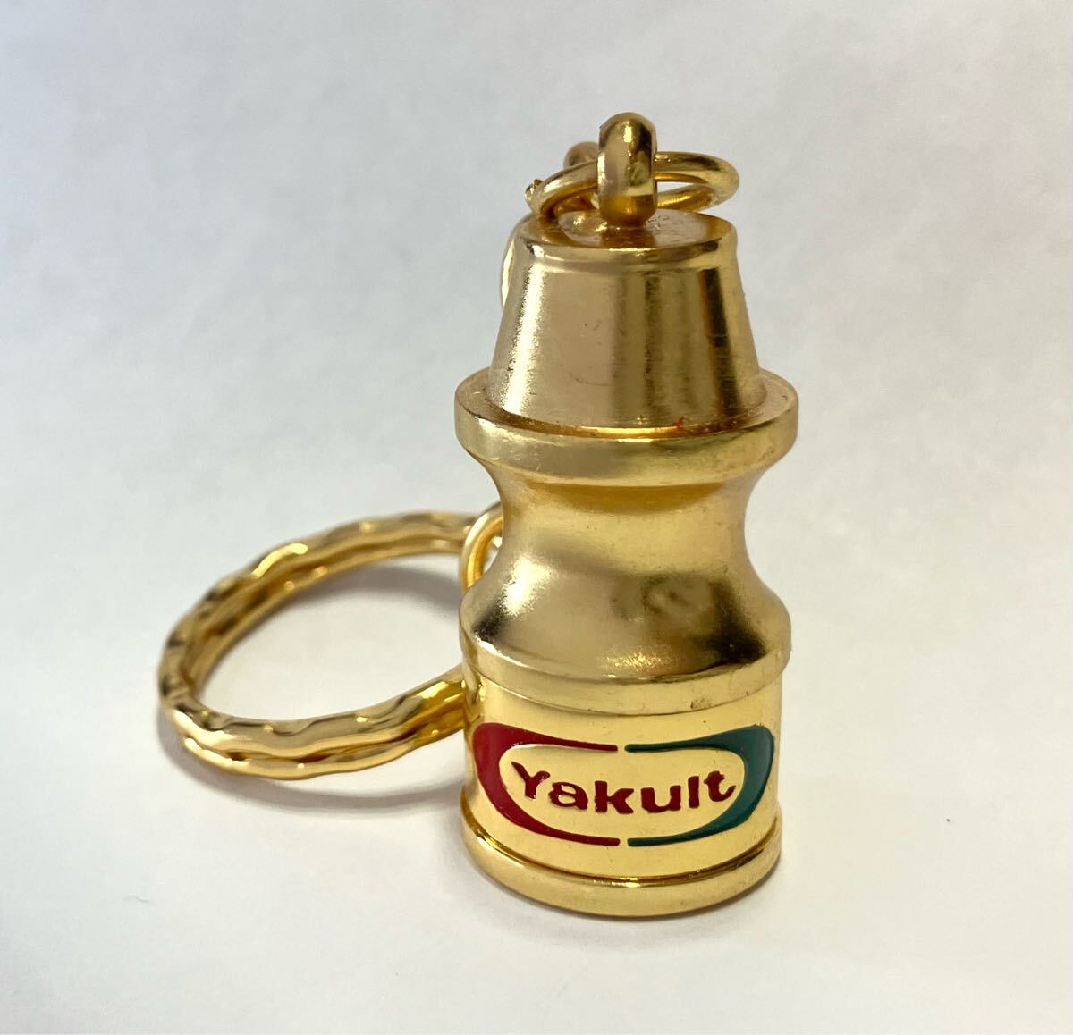 ヤクルト Yakult キーホルダー レア 金属 ゴールドカラー 4.3cm 美品