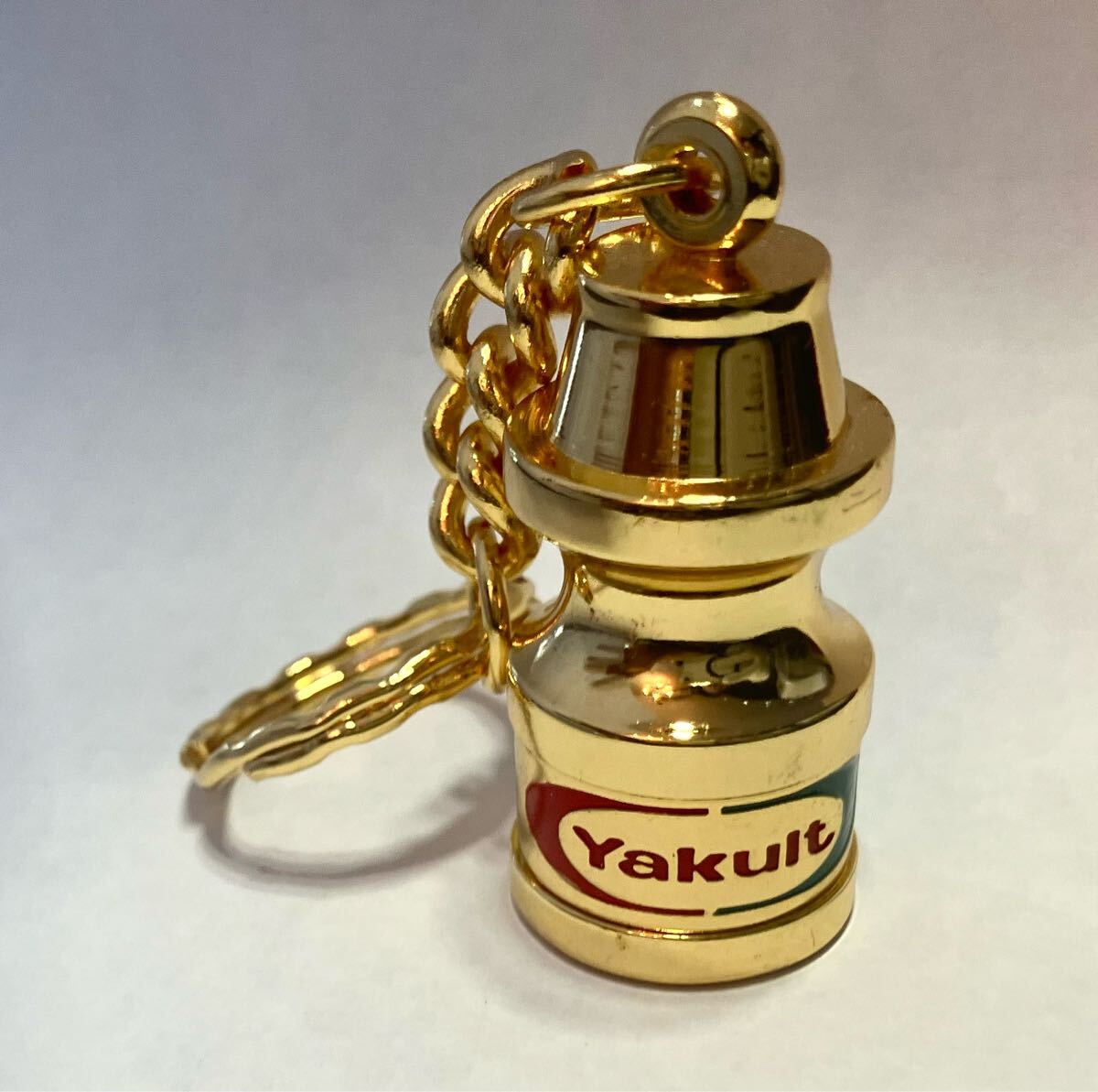 ヤクルト Yakult キーホルダー レア 金属 ゴールドカラー 5cm